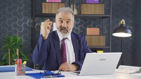 un hombre de negocios con una idea creativa.