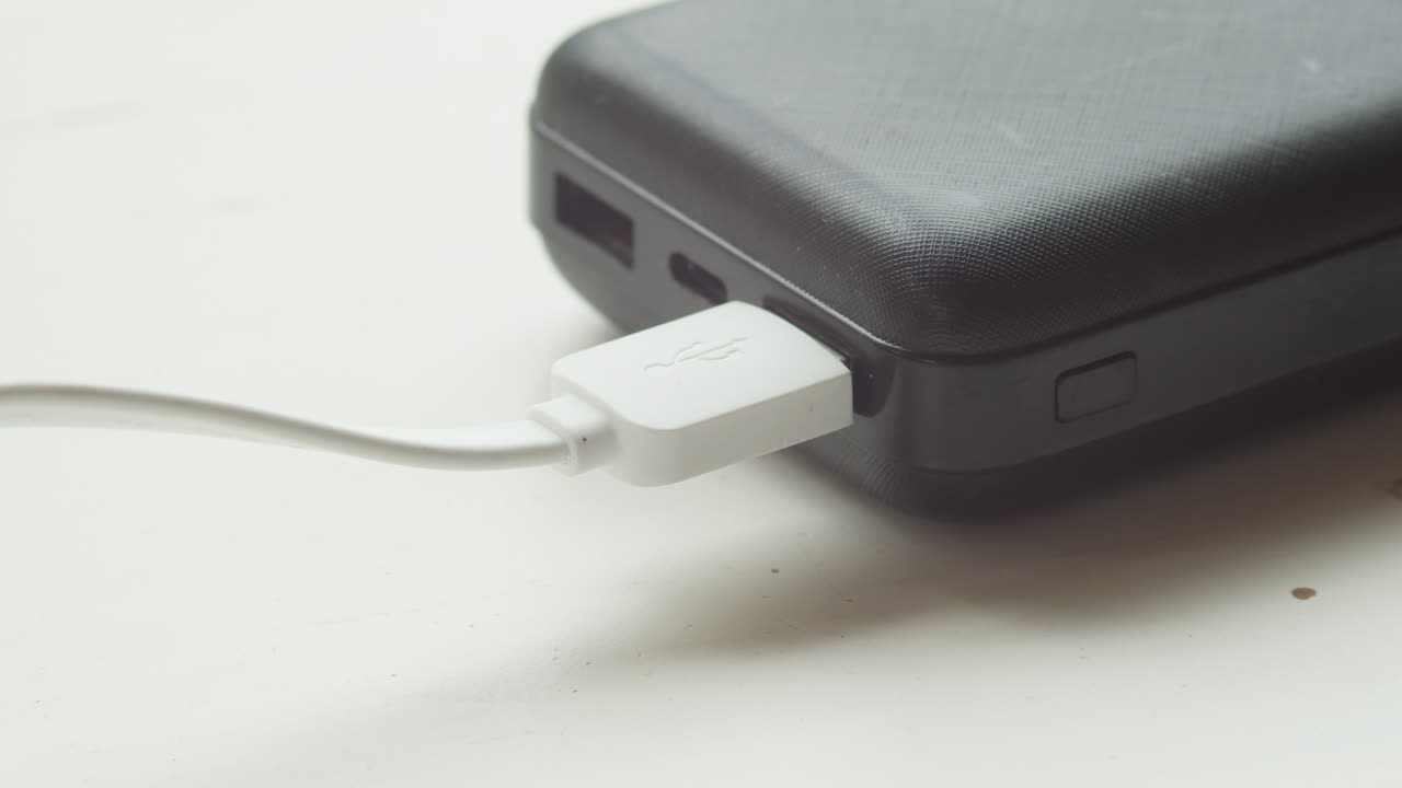 la mano se desconecta y luego se conecta el cable usb al banco de energía, macro