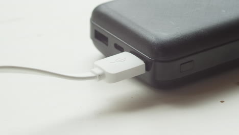 la mano se desconecta y luego se conecta el cable usb al banco de energía, macro