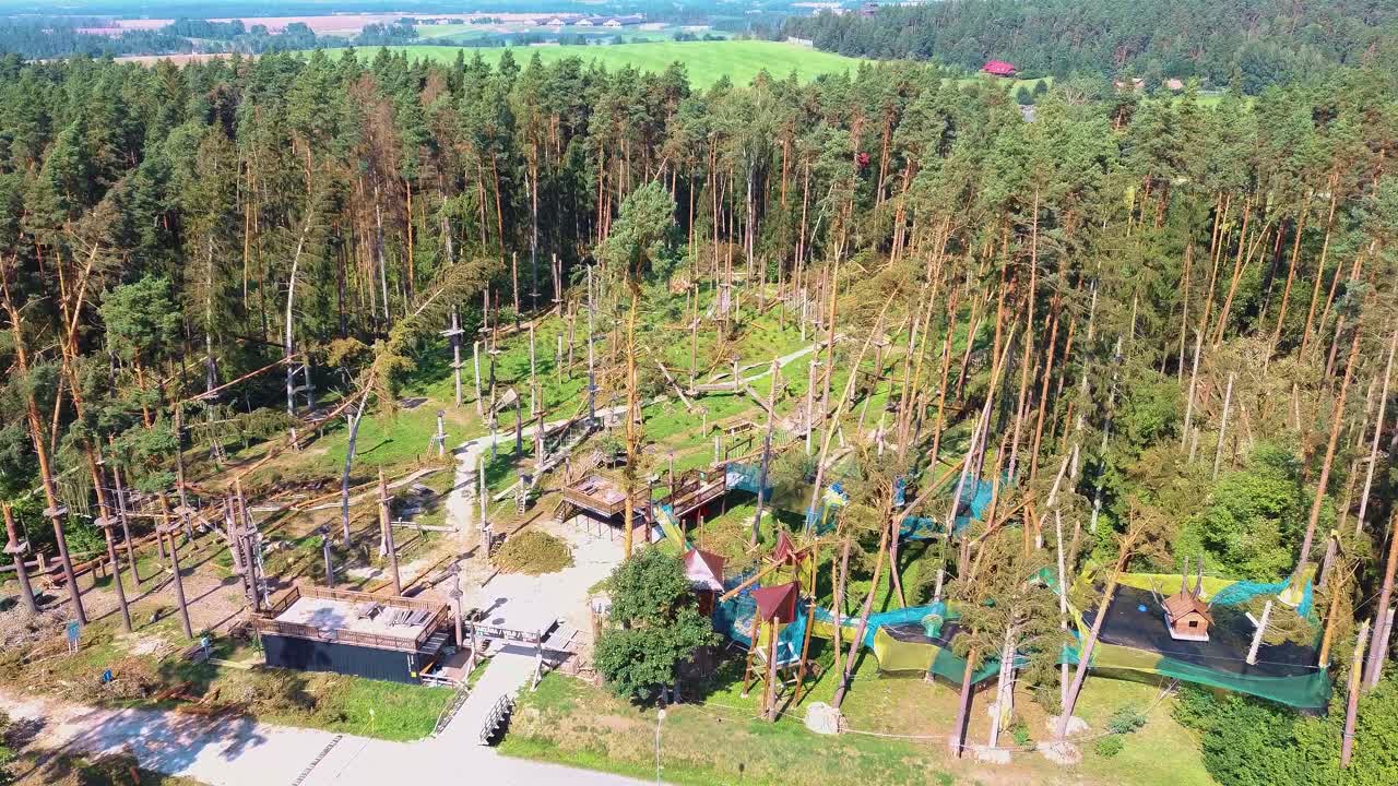 разрушенный парк развлечений после шторма