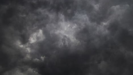 Gewitter-Und-Dicke-Wolken-Am-Himmel