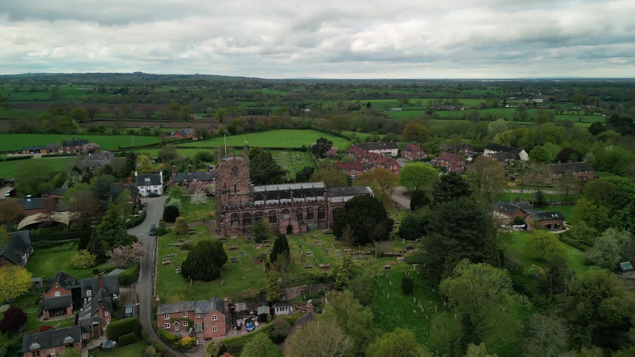 st boniface, bunbury, cheshire - una iglesia de pueblo inglesa por excelencia - aproximación aérea de drones, 23 de mayo