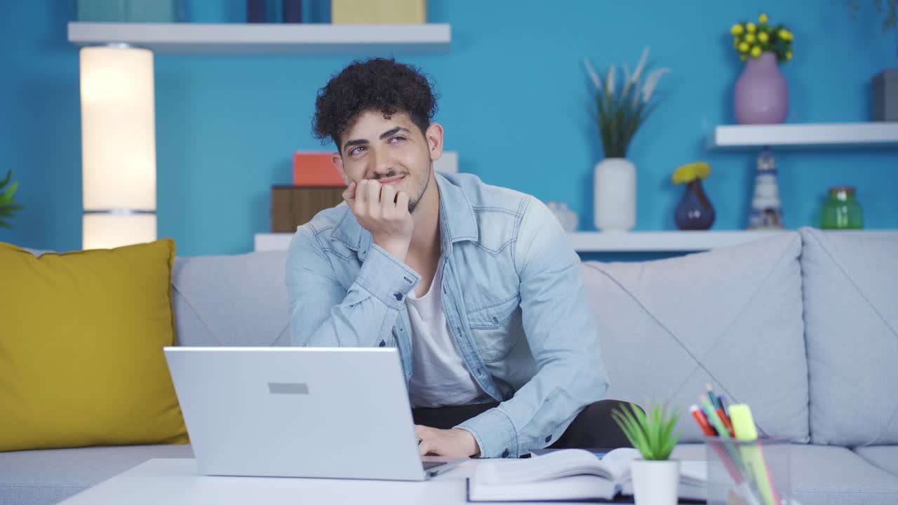 el estudiante soñador se ríe.