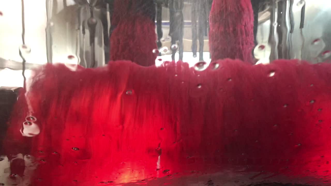 proceso de lavado de autos observado desde el interior del auto