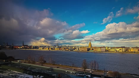 Ganzer-Tag--Und-Nachtzeitraffer-Der-Landschaft-In-Der-Stadt-Riga-Lettland-Voller-Lichter