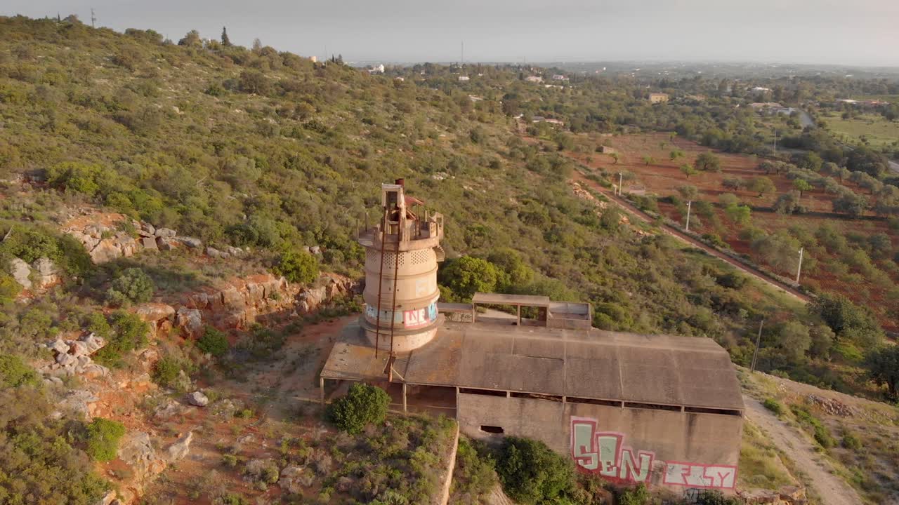 edificio abandonado de una fábrica de cal viva en portugal, panorámica hacia la derecha, ángulo alto