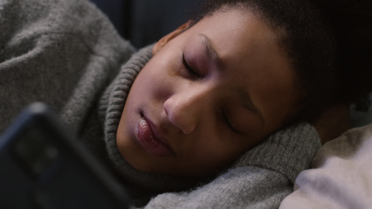 mujer joven acostada en el dormitorio