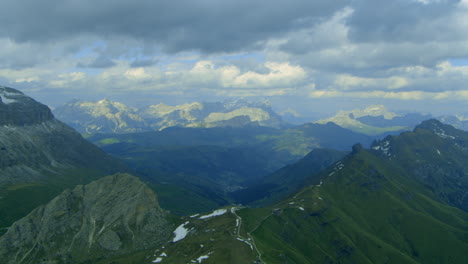 Verano-En-Los-Picos-De-Las-Montañas-De-Los-Alpes-De-Austria,-Hermosa-Vista-Aérea-Del-Vuelo-En-Helicóptero