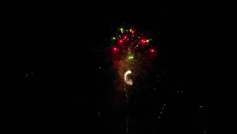 exhibición de fuegos artificiales con muchos bucles coloridos