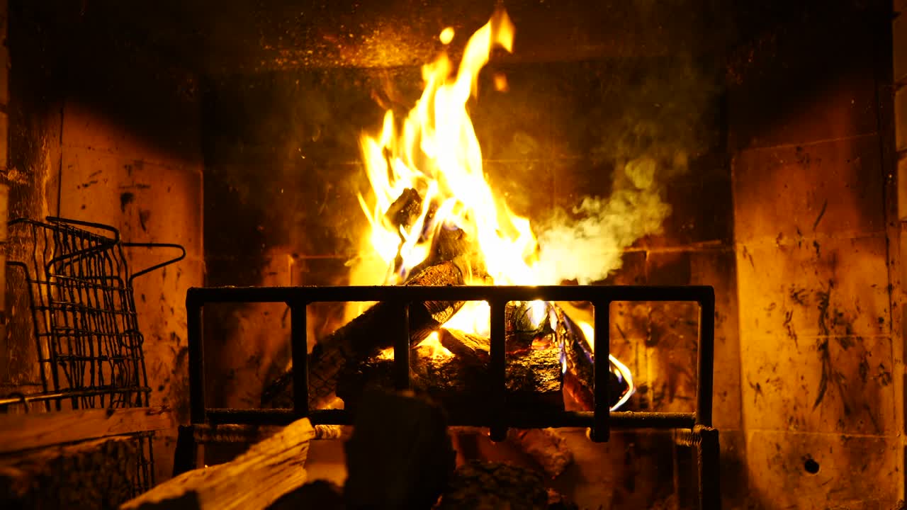 집에서 벽돌 벽난로 안에서 반이는 밝은 오렌지색 불꽃, 집에서 공기를 따뜻하게 하는 불꽃, 가정에서 휴일 분위기