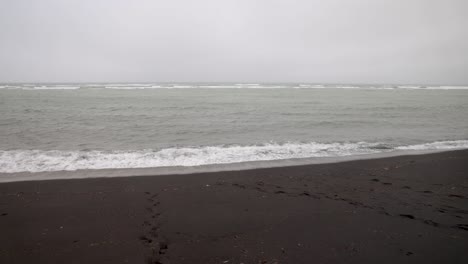 Playa-De-Arena-Negra-En-Islandia-Con-Video-Cardán-Avanzando