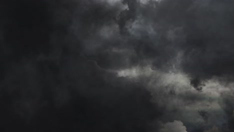 Dunkle-Wolken-Im-Zeitraffer-Und-Auffällige-Blitze