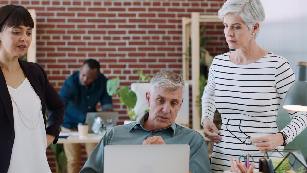 기업, 사무실 및 고위 직원