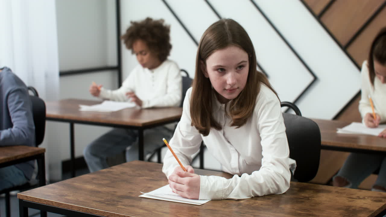 chica pelirroja en la escuela