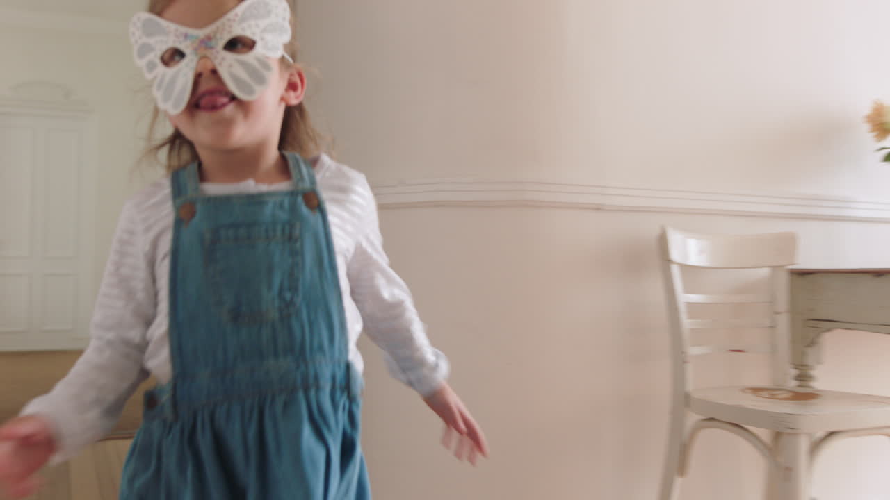 madre y hija felices jugando a atrapar corriendo por la casa niña pequeña jugando a un juego persiguiendo a su madre disfrutando de un divertido fin de semana juntos 4k footage