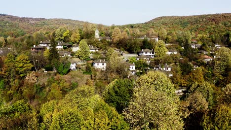 Herbstdrohnenaufnahme-Eines-Malerischen,-Traditionellen-Bulgarischen,-Abgelegenen-Walddorfes