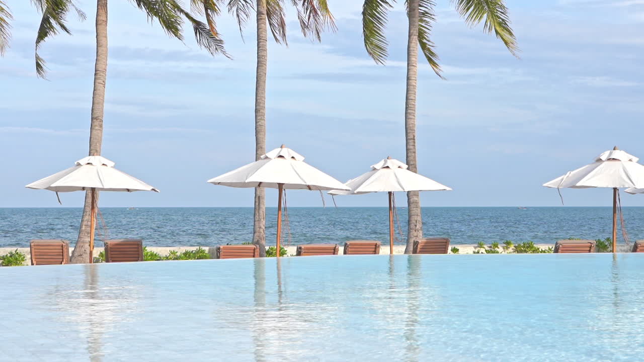un cielo nublado sobre la piscina y la playa de un resort de playa