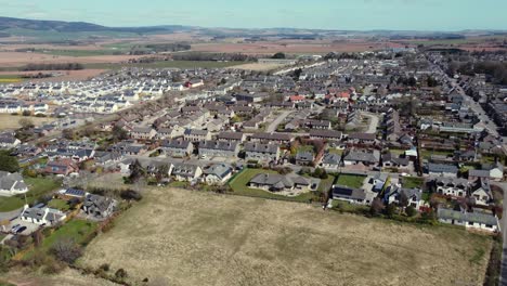 Vista-Aérea-De-La-Ciudad-Escocesa-De-Laurencekirk-En-Un-Soleado-Día-De-Primavera,-Aberdeenshire,-Escocia