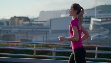 mujer corriendo al aire libre en la ciudad