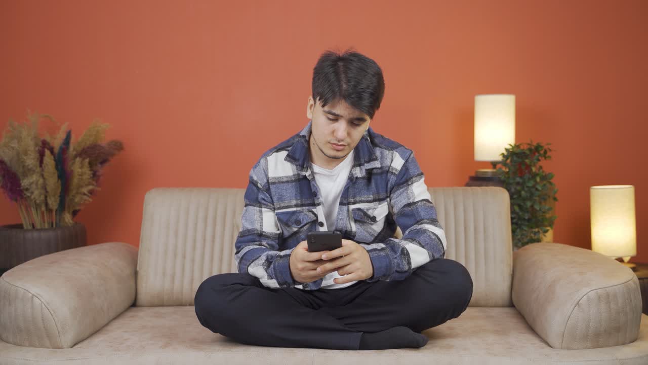 메신저에 실망한 남자.