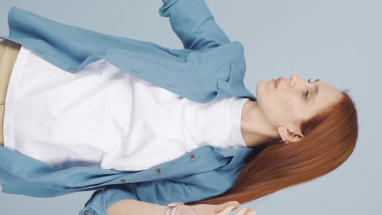 머리카락이 빠지는 수직 비디오.