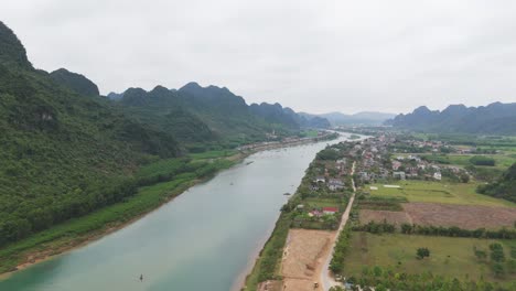 Ubicado-En-El-Delta-Del-Río-Rojo-En-El-Norte-De-Vietnam,-Se-Encuentra-Un-Pequeño-Pueblo-Conocido-Como-Ninh-Bình.