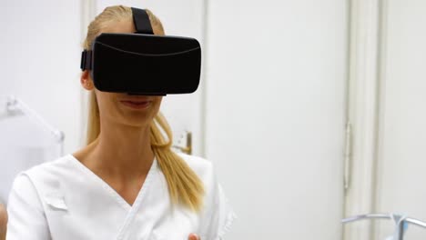 Arzt-Mit-Virtual-Reality-Headset