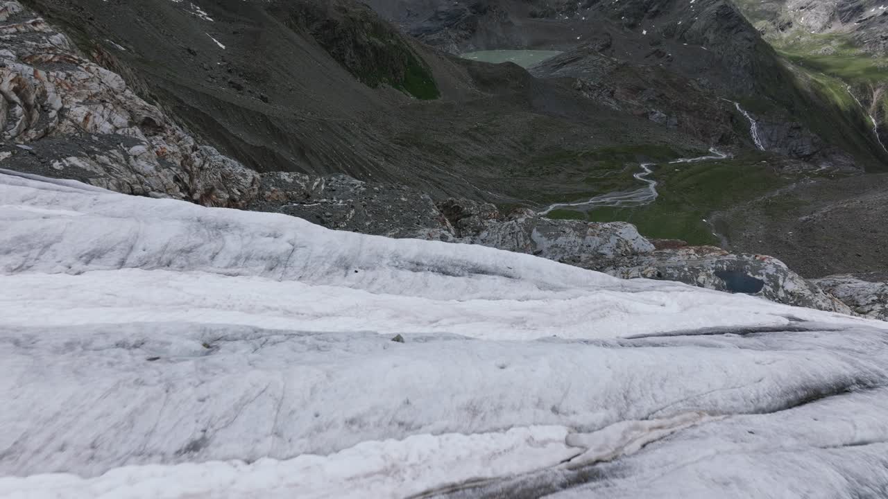 이탈리아 말렌코의 배경에 계곡이 있는 펠라리아 빙하의 표면 위에서 낮은 고도에서 날아다니는 드론
