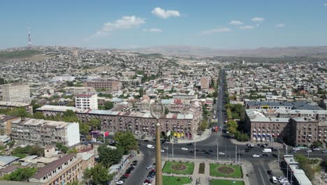 Órbitas-Aéreas-Cresta-Armenia-Soviética-En-La-Estación-De-Tren-De-Ereván,-Armenia