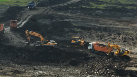 operación de minería con maquinaria pesada
