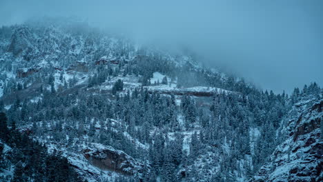 Lapso-De-Tiempo,-Paisaje-Invernal-Helado,-Niebla-Sobre-Colinas-Cubiertas-De-Nieve-Y-Bosque-De-Coníferas