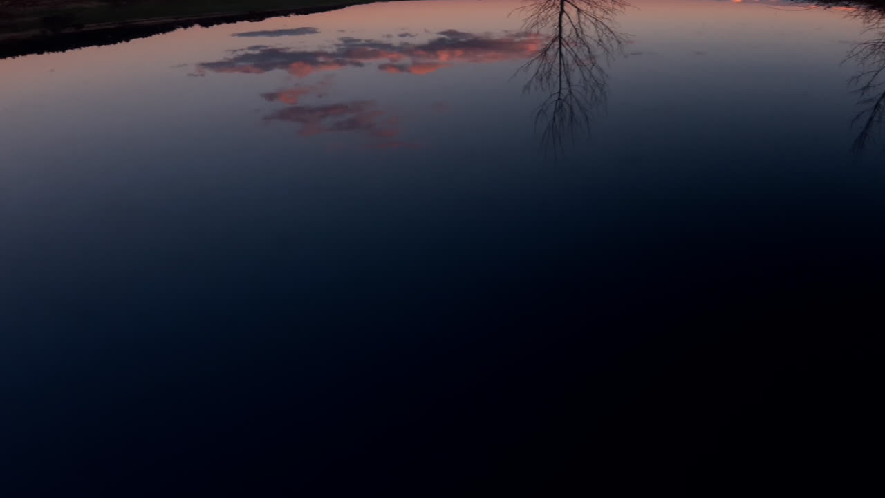 차 지붕에 비친 가을 풍경