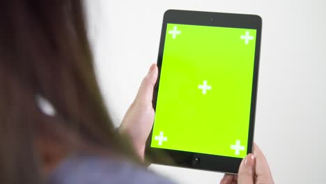 Lady-Lifting-Chroma-Screen-Tablet