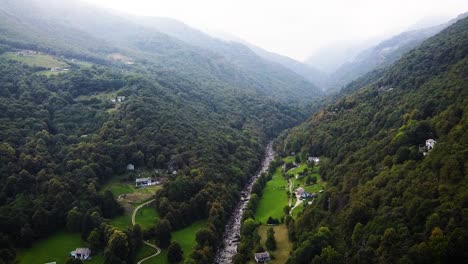 Filmische-Drohnenaufnahme-über-Fluss-Und-Natur-In-Den-Italienischen-Bergen