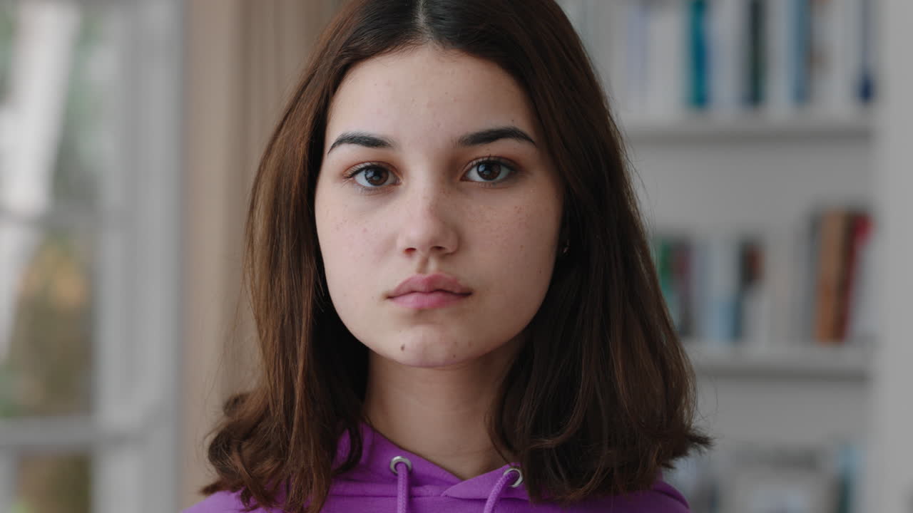 retrato de una hermosa adolescente en casa buscando un concepto serio de autoimagen adolescente