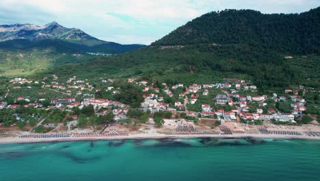 vista aérea de la playa dorada después de una tormenta con una línea de algas cerca de la playa, vegetación exuberante, colores vivos, altos picos montañosos, isla de thassos, grecia, europa
