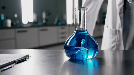 experimento químico en un laboratorio