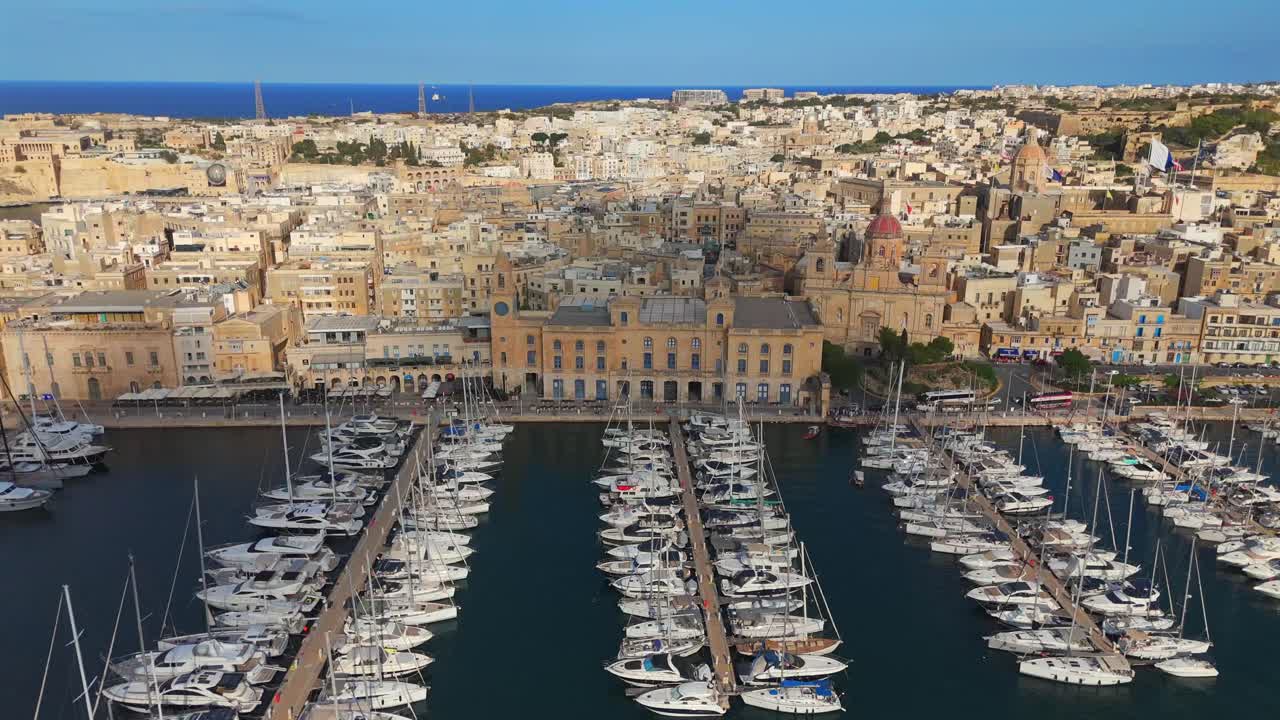 Planando sobre Birgu, este vídeo destaca suas ruas antigas, arquitetura deslumbrante e marina vibrante