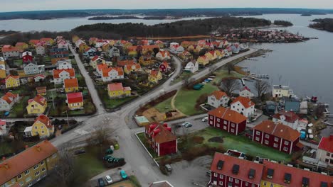 veduta aerea di case pittoresche sull'isola del paradiso svedese salto a karlskrona, svezia-9