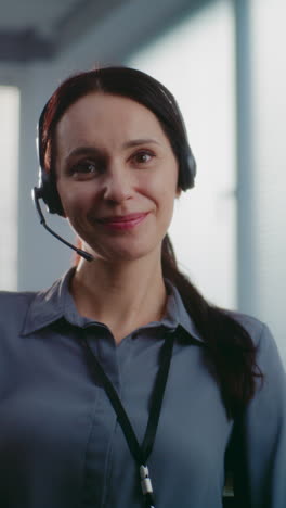 mujer sonriente con auriculares