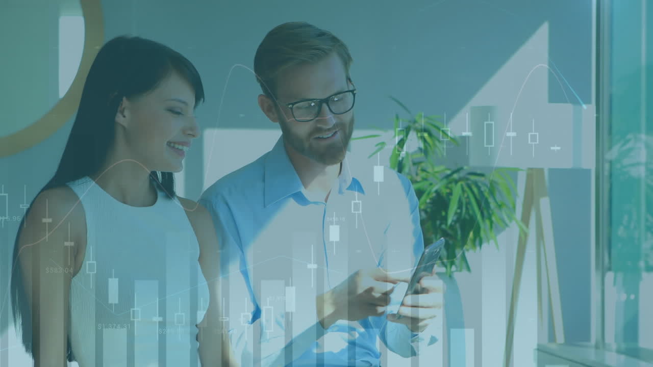 animación del procesamiento de estadísticas sobre un hombre y una mujer sonrientes usando un teléfono inteligente