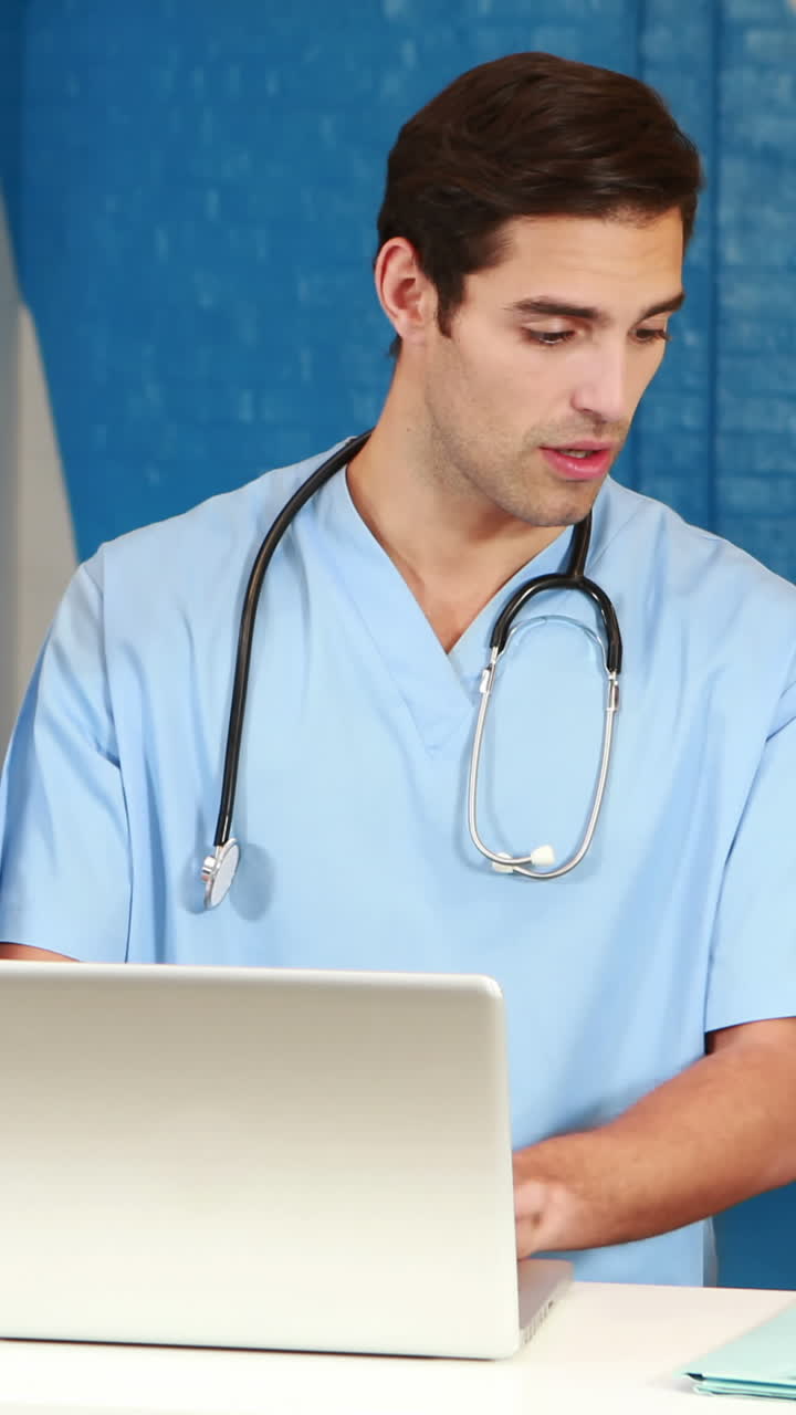 un equipo médico trabajando juntos
