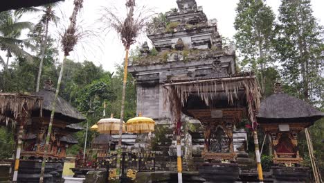 Balinesische-Alte-Steintempelarchitektur,-Mengening-Tampaksiring-Traditionelles-Hinduistisches-Gebäude-Mit-Farbenfrohen-Opfergaben-Für-Die-Götter,-Bali,-Indonesien