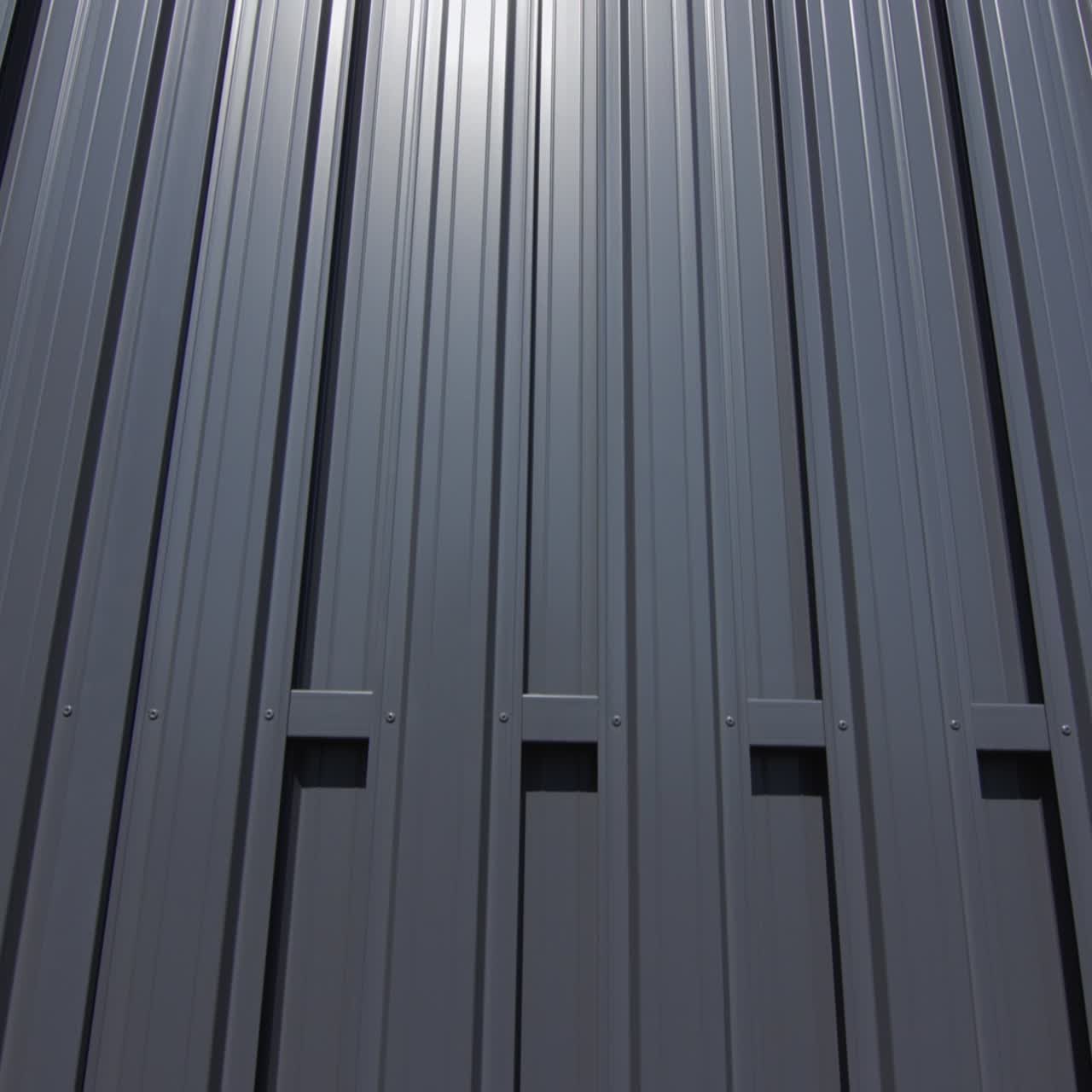 푸른 하늘에 대 한 회색 금속 울타리 1