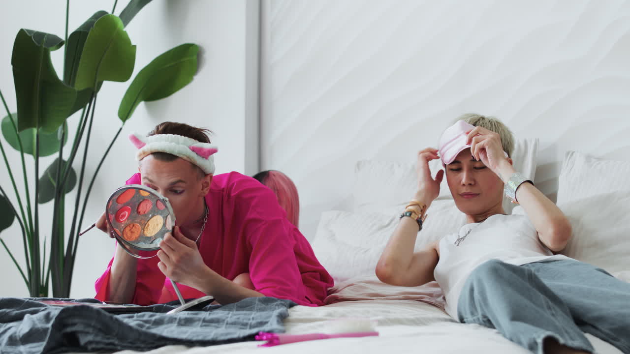 странные мужчины, лежащие на постели