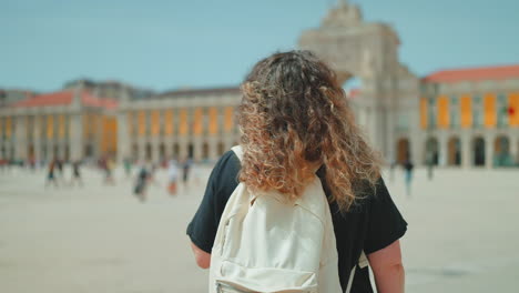 mujer viajera en la plaza de lisboa