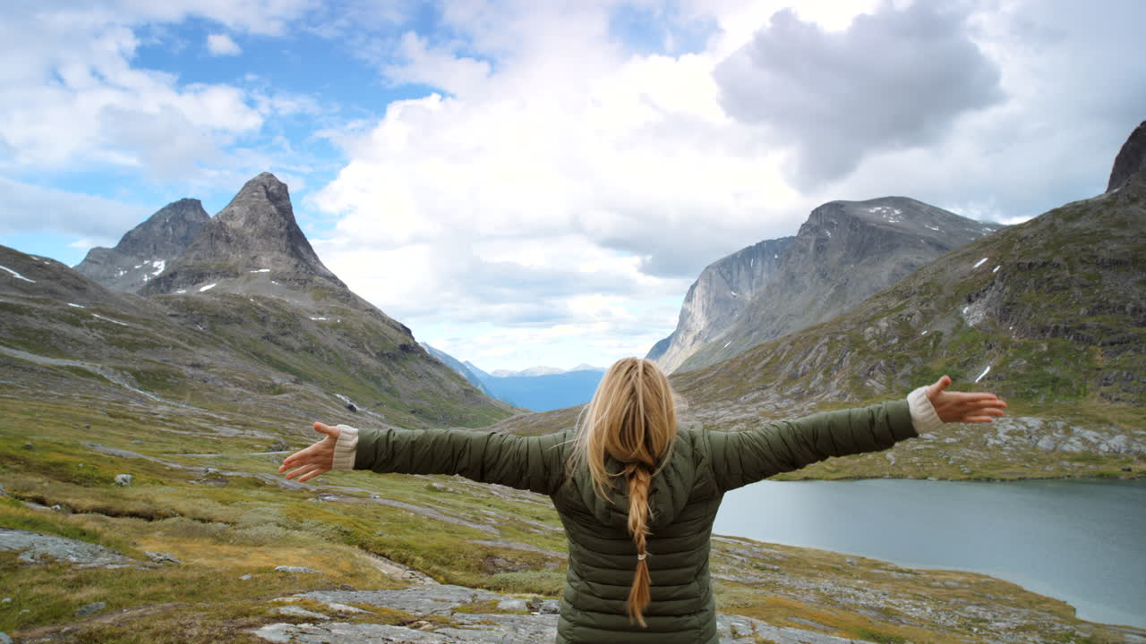 노르웨이 의 산 들 과 호수 의 경치 를 즐기는 여자