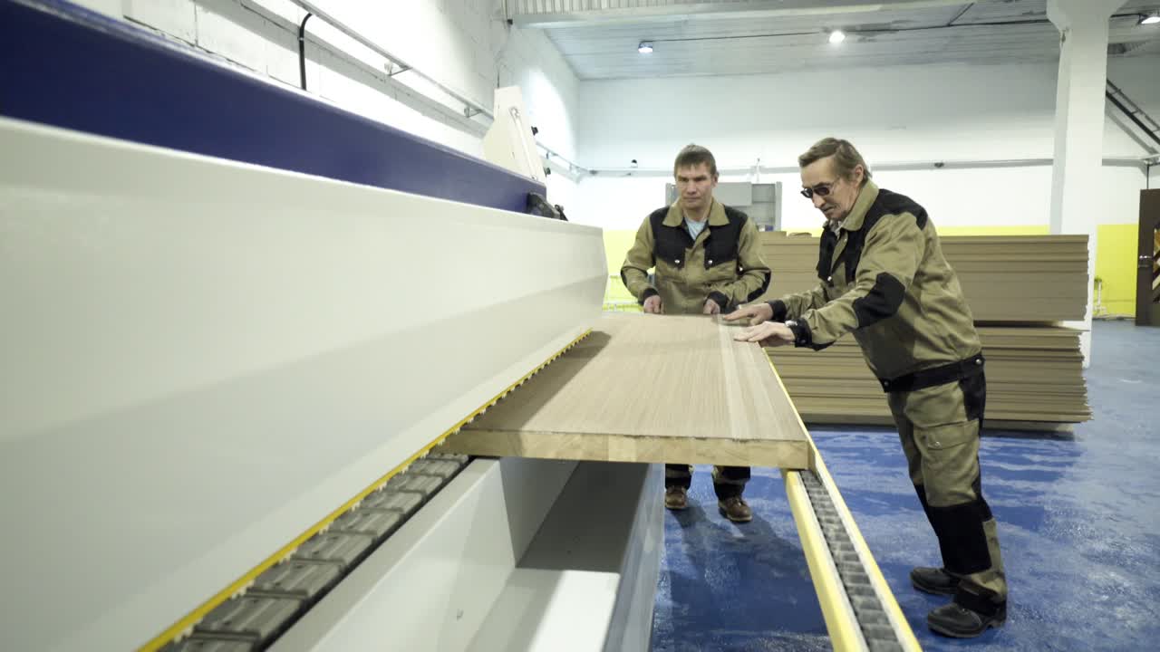 línea de producción de la fábrica de carpintería