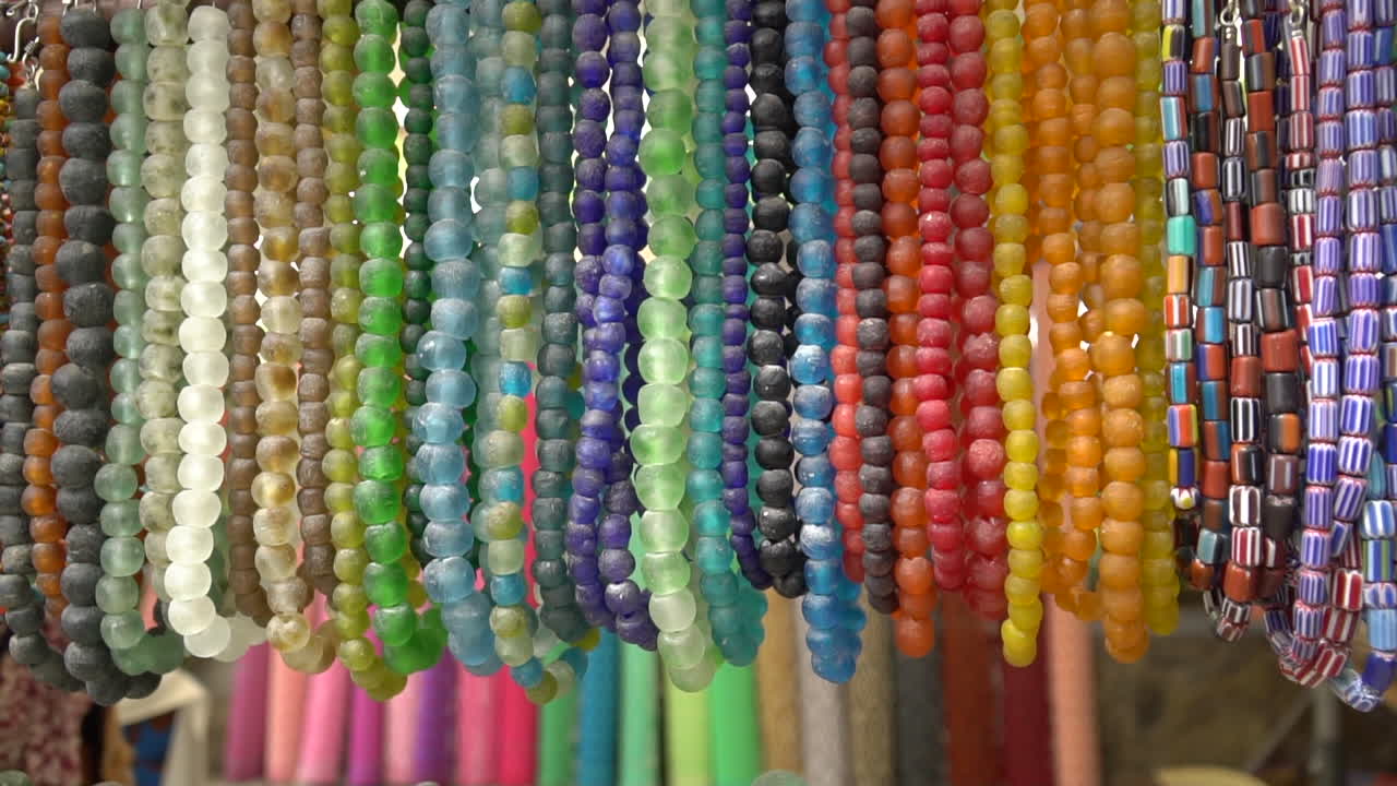 coloridos collares que se venden en el mercado