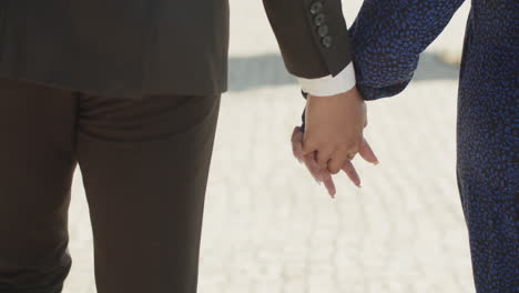 무슬림 부부의 손의 클로즈업  ⁇